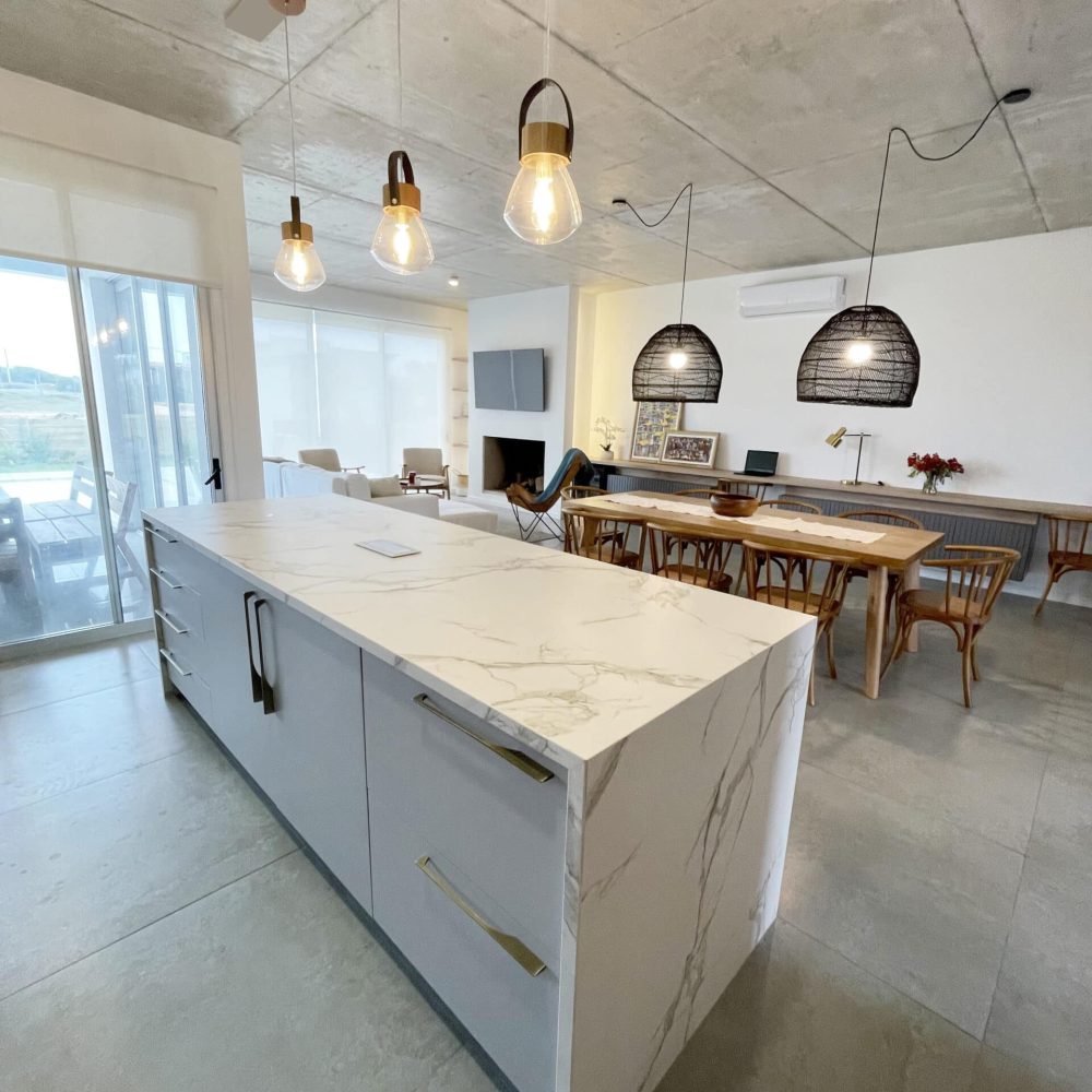 Proyecto de diseño de interiores y renovación de cocina en una casa de playa en La Juanita, José Ignacio. Realizado por nuestro estudio de diseño y arquitectura en José Ignacio, este proyecto transforma toda la vivienda, destacando una cocina moderna y funcional, ideal para una casa de veraneo.
