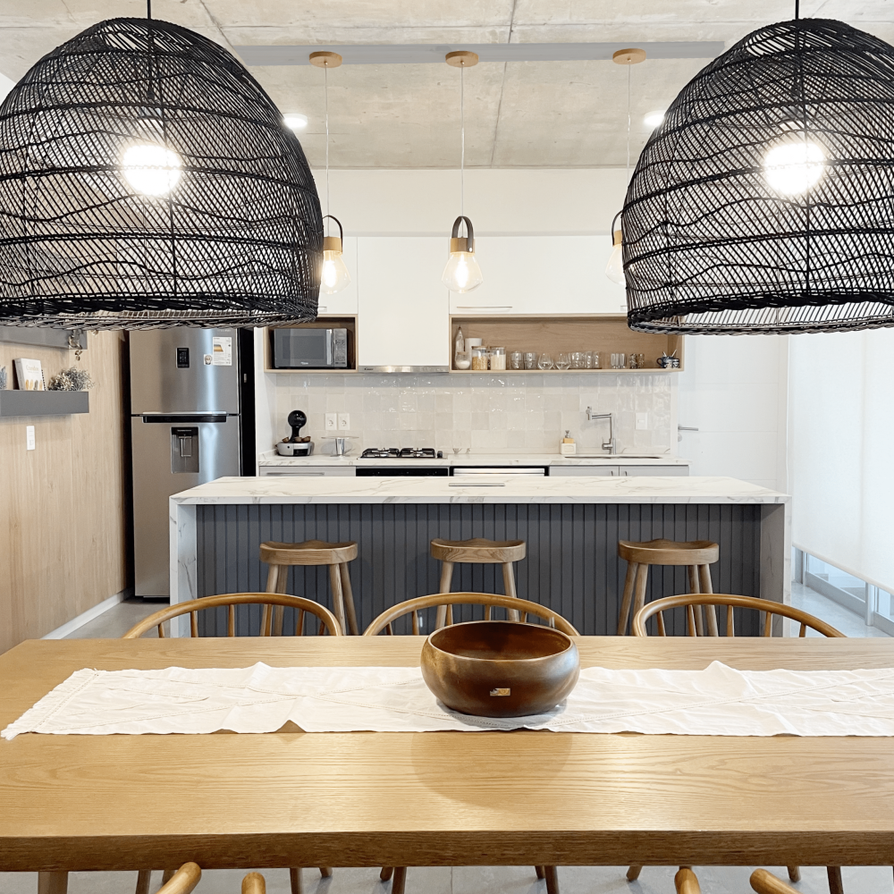 Proyecto de diseño de interiores y renovación de cocina en una casa de playa en La Juanita, José Ignacio. Realizado por nuestro estudio de diseño y arquitectura en José Ignacio, este proyecto transforma toda la vivienda, destacando una cocina moderna y funcional, ideal para una casa de veraneo.