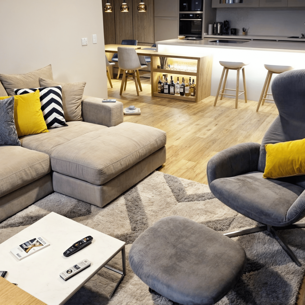 Proyecto de diseño de interiores en Montevideo, Carrasco, en barrio jardin del polo, Este diseño de cocina moderna y sala de estar, amueblados con piezas de Bo Concept