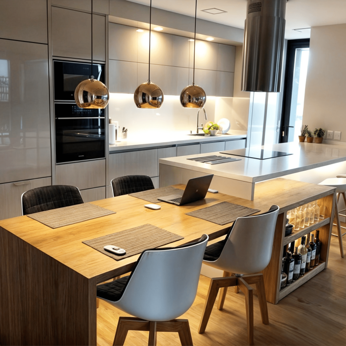 Proyecto de diseño de interiores en Montevideo, Carrasco, en barrio jardin del polo, Este diseño de cocina moderna y sala de estar, amueblados con piezas de Bo Concept