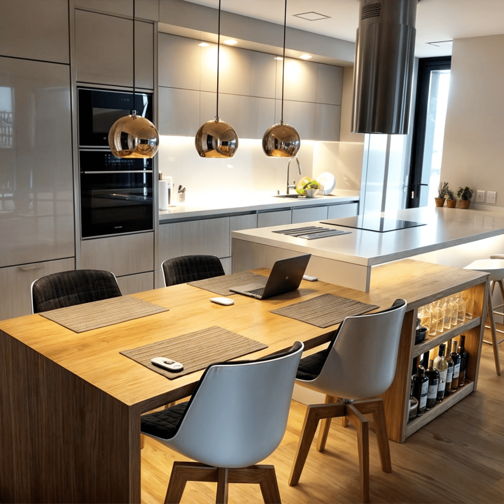 Proyecto de diseño de interiores en Montevideo, Carrasco, en barrio jardin del polo, Este diseño de cocina moderna y sala de estar, amueblados con piezas de Bo Concept