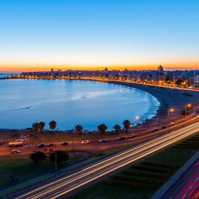 Vista panorámica de la rambla de Montevideo al atardecer, ilustrando el atractivo costero y la vibrante vida urbana de la ciudad. Ideal para aquellos interesados en comprar propiedades con vistas al mar