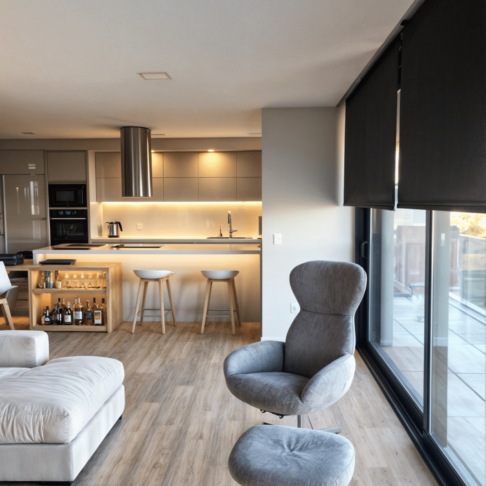 Proyecto de diseño de interiores en Montevideo, Carrasco, en el barrio Jardín. Este diseño de cocina moderna y sala de estar, amueblados con piezas de Bo Concept,
