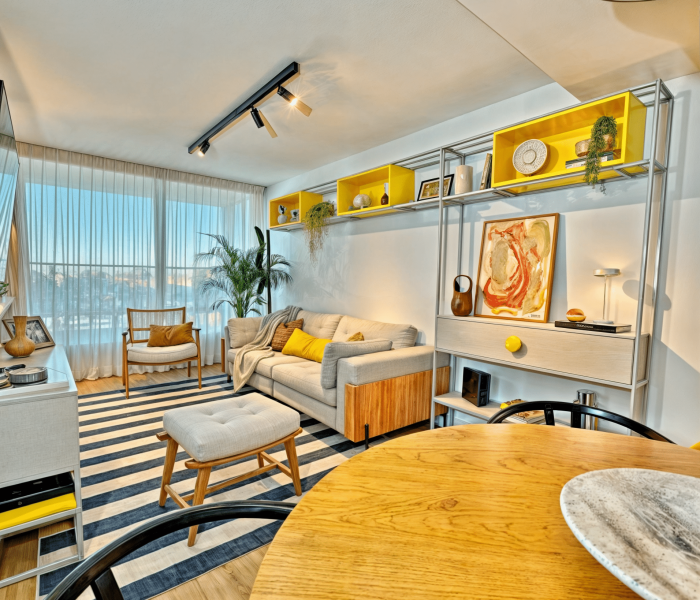 Portada casa M 1 Transformación de living comedor en Malvín por Estudio Welfare, estudio de diseño de interiores en Montevideo. Este diseño de interiores en Malvín utiliza colores de acento para crear contraste y dinamismo en un espacio moderno y fresco. La sala de estar y el comedor destacan por su iluminación cálida y ajustable, ideal para diferentes actividades. Un ejemplo perfecto de diseño de espacios pequeños, combinando funcionalidad y estética con materiales naturales y acentos contemporáneos. Estudio Welfare trabaja en Montevideo y en todo el país, creando ambientes que mejoran la calidad de vida.