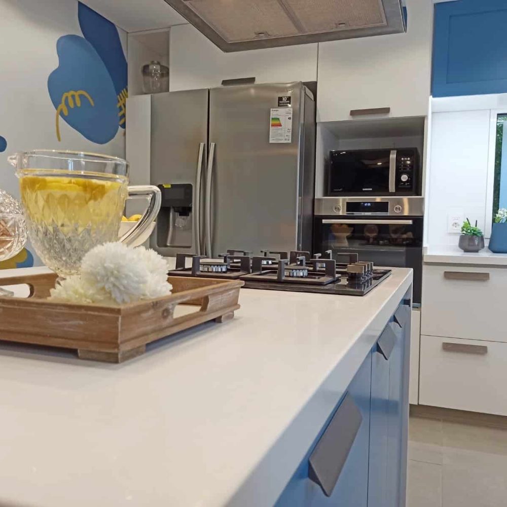 Proyecto de diseño y renovación de cocina en Montevideo, realizado por nuestro estudio de diseño y arquitectura. Un espacio transformado con un enfoque en diseño de interiores Montevideo, destacando por su elegancia y funcionalidad. Ejemplo perfecto de reforma de cocina moderna y eficiente