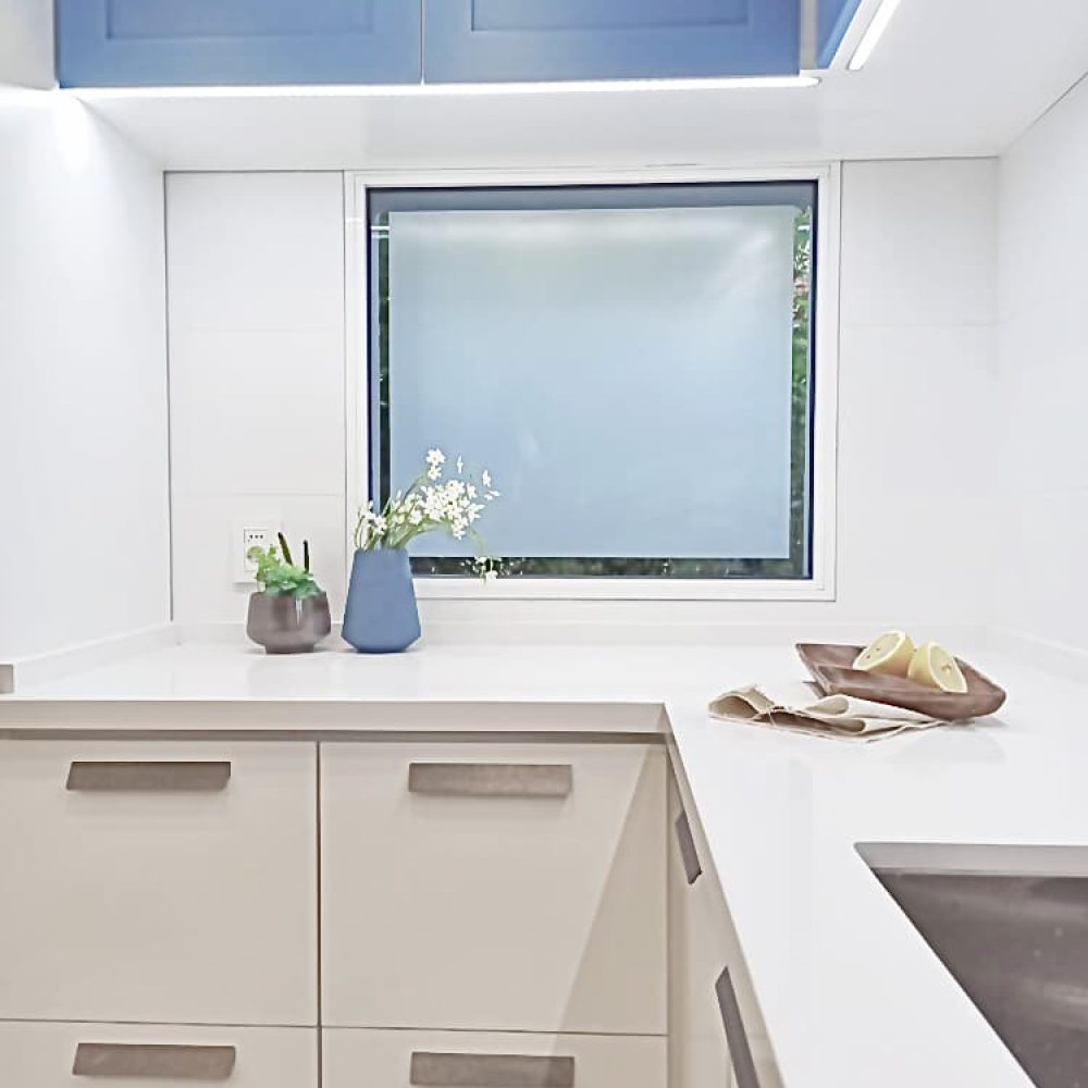 Proyecto de diseño y renovación de cocina en Montevideo, realizado por nuestro estudio de diseño y arquitectura. Un espacio transformado con un enfoque en diseño de interiores Montevideo, destacando por su elegancia y funcionalidad. Ejemplo perfecto de reforma de cocina moderna y eficiente