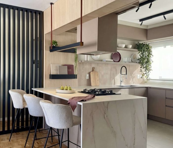 Cocina contemporánea con península, mobiliario a medida en tonos Cappuccino y mesada de Dekton Rem.