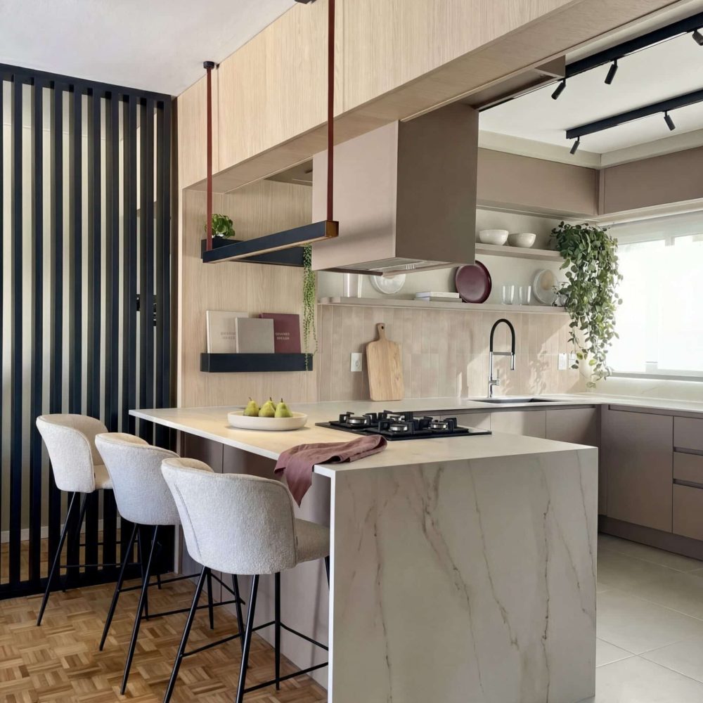 Cocina contemporánea con península, mobiliario a medida en tonos Cappuccino y mesada de Dekton Rem.