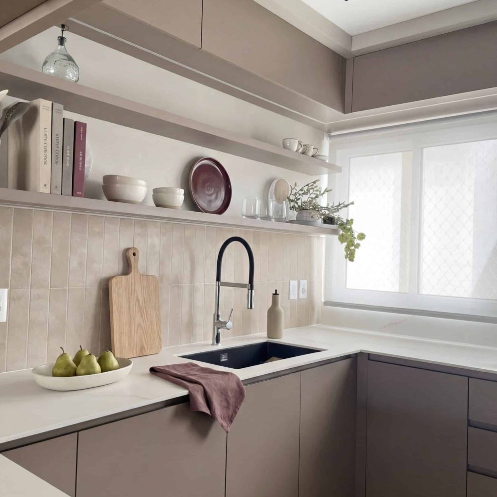 Cocina en L con mesada de Dekton Rem, grifería negra y muebles de diseño contemporáneo.