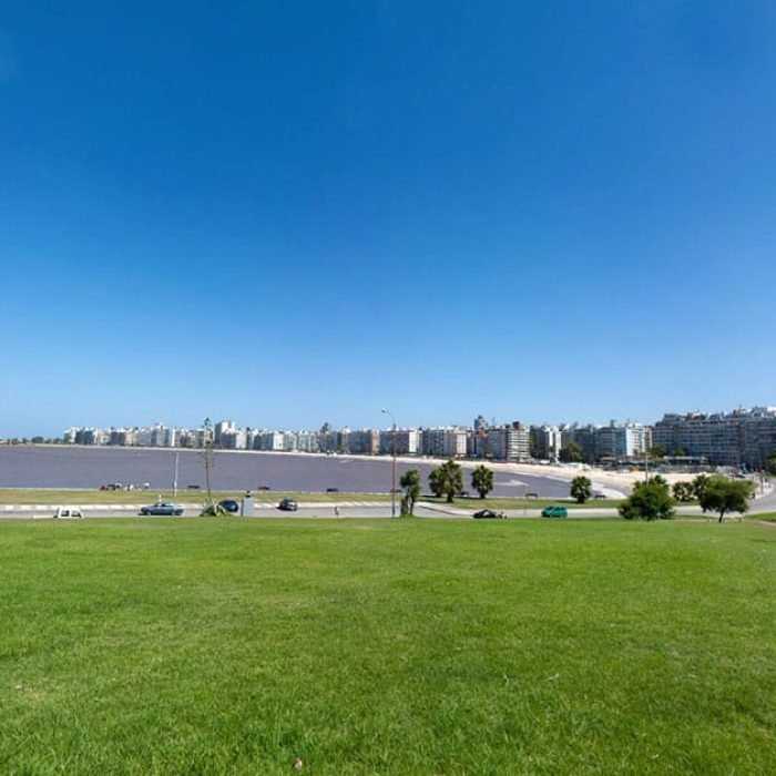 Vista panorámica de la rambla de Montevideo al atardecer, ilustrando el atractivo costero y la vibrante vida urbana de la ciudad. Ideal para aquellos interesados en comprar propiedades con vistas al mar
