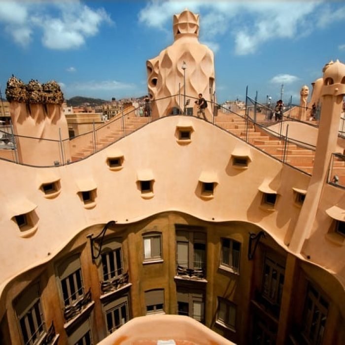 estructura arquitectónica curvilínea que ilustra la belleza y sofisticación de las formas curvas en el diseño moderno.