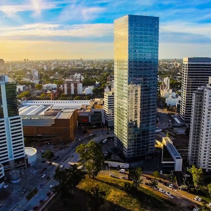 Vista panorámica de la rambla de Montevideo al atardecer, ilustrando el atractivo costero y la vibrante vida urbana de la ciudad. Ideal para aquellos interesados en comprar propiedades con vistas al mar