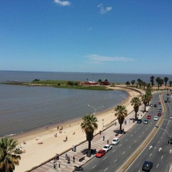 Vista panorámica de la rambla de Montevideo al atardecer, ilustrando el atractivo costero y la vibrante vida urbana de la ciudad. Ideal para aquellos interesados en comprar propiedades con vistas al mar