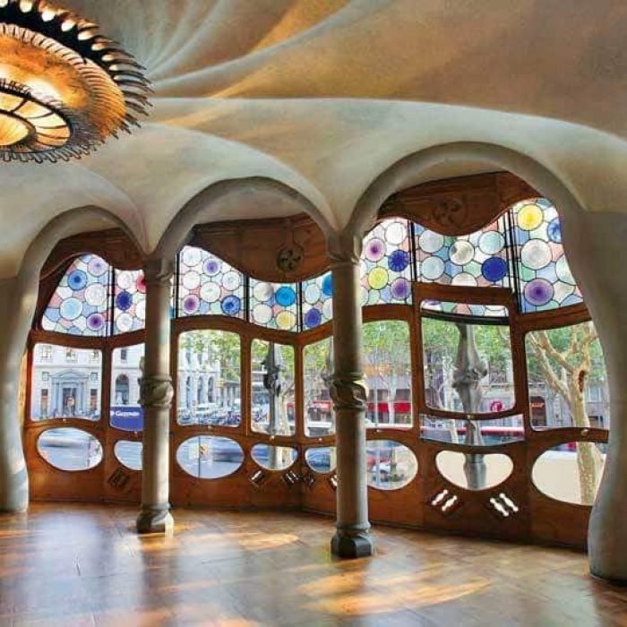 estructura arquitectónica curvilínea que ilustra la belleza y sofisticación de las formas curvas en el diseño moderno.