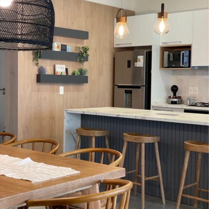 Proyecto de diseño de interiores y renovación de cocina en una casa de playa en La Juanita, José Ignacio. Realizado por nuestro estudio de diseño y arquitectura en José Ignacio, este proyecto transforma toda la vivienda, destacando una cocina moderna y funcional, ideal para una casa de veraneo.