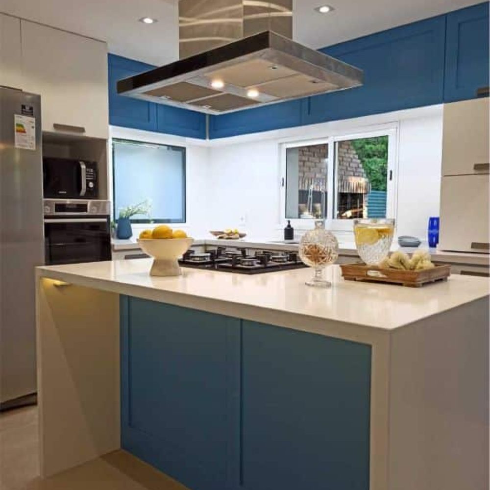 Proyecto de diseño y renovación de cocina en Montevideo, realizado por nuestro estudio de diseño y arquitectura. Un espacio transformado con un enfoque en diseño de interiores Montevideo, destacando por su elegancia y funcionalidad. Ejemplo perfecto de reforma de cocina moderna y eficiente