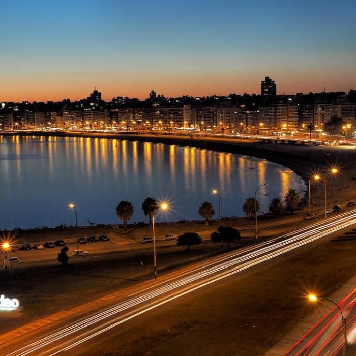 vista panorámica de la rambla de Montevideo al atardecer, ilustrando el atractivo costero y la vibrante vida urbana de la ciudad. Ideal para aquellos interesados en comprar propiedades con vistas al mar