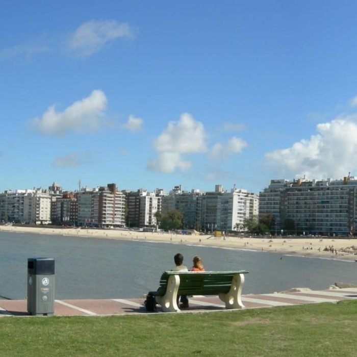 vista panorámica de la rambla de Montevideo al atardecer, ilustrando el atractivo costero y la vibrante vida urbana de la ciudad. Ideal para aquellos interesados en comprar propiedades con vistas al mar
