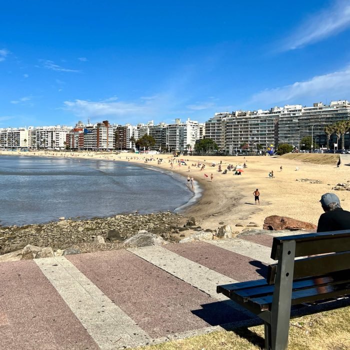 vista panorámica de la rambla de Montevideo al atardecer, ilustrando el atractivo costero y la vibrante vida urbana de la ciudad. Ideal para aquellos interesados en comprar propiedades con vistas al mar