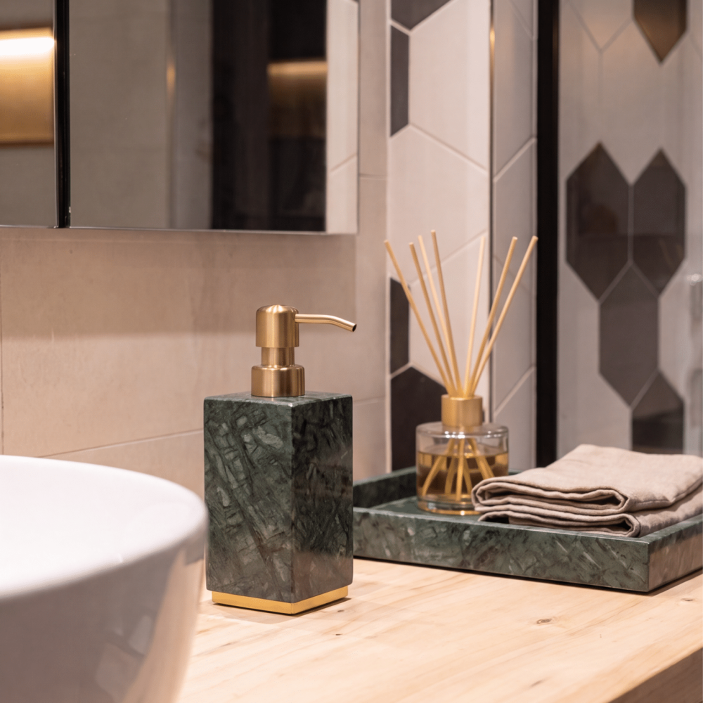 Diseño de baño contemporáneo en Altos de La Tahona, con bañera exenta, ducha vidriada, mueble de madera y revestimiento hexagonal en blanco, gris y negro.